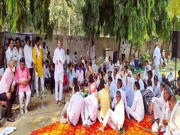 नगर निगम मुख्यालय में आंदोलन करते कर्मचारी