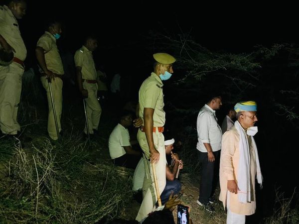 मौके पर मौजूद पुलिस व ग्रामीण