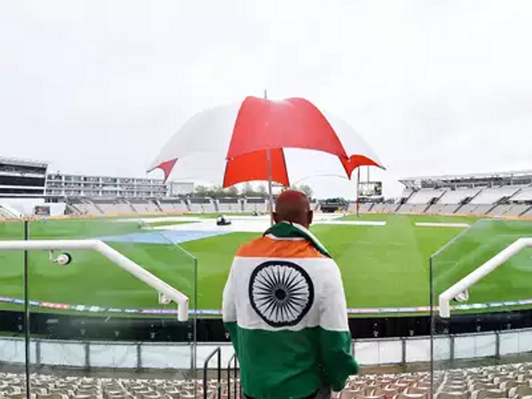 बारिश भी भारतीय दर्शकों का हौसला नहीं तोड़ पाई। दर्शक अपनी टीम को चीयर करने पहुंचे। तिरंगे के साथ एक इंडियन फैन।