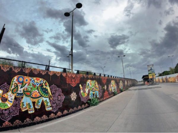 बादल रोज छा रहे, लेकिन बारिश नहीं हो रही है। BRTS पर शाम 4.30 की तस्वीर है।