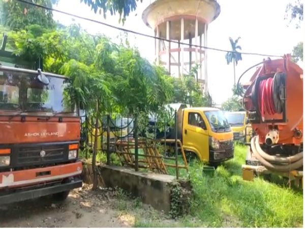 नगर निगम जलकल में खुले आसमान के नीचे चार महीने से खड़े वाहन