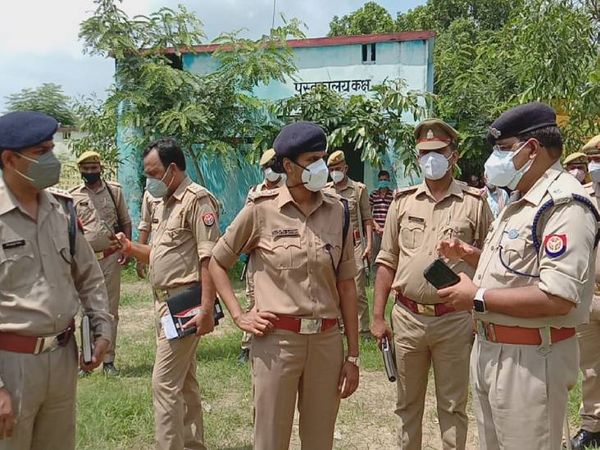 रेप की सूचना मिलते ही घटनास्थल पर एसपी सुजाता सिंह पहुंचीं। घटना के बारे में जांच टीम से जानकारी ली।