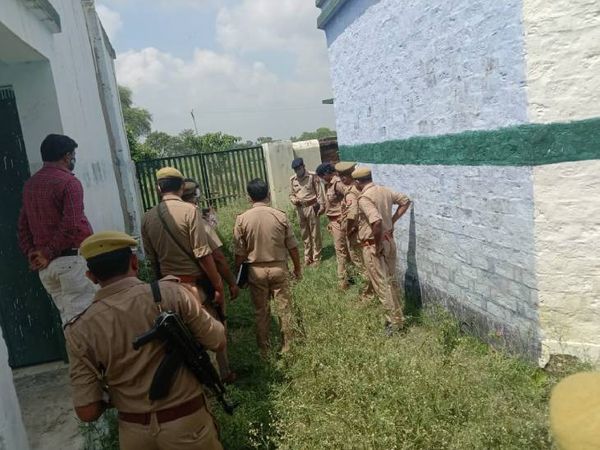 पीड़ित बच्ची के घर से 100 मीटर दूर बने गांव के प्राथमिक विद्यालय के शौचालय के आसपास जांच-पड़ताल करती पुलिस टीम।