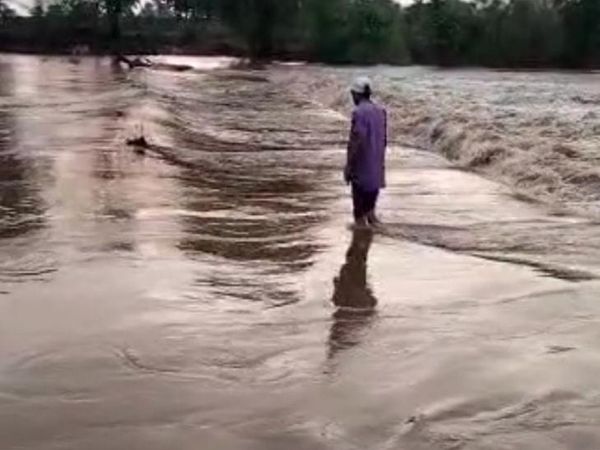 तस्वीर राजस्थान की गुंजाली नदी की है। यहां अचानक से नदी का जलस्तर बढ़ गया था।