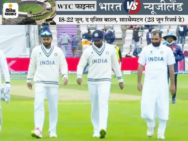 लंच ब्रेक के दौरान पवेलियन लौटते कोहली, बुमराह और तौलिए में मोहम्मद शमी। ईशांत को 3 विकेट और अश्विन को 2 विकेट मिला।