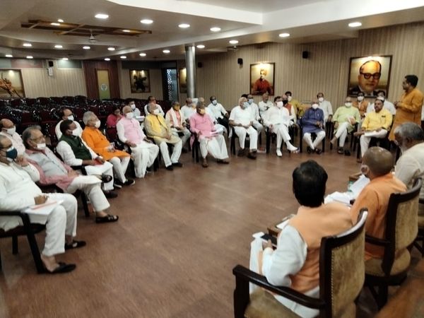 भाजपा के केंद्रीय संगठन महामंत्री बीएल संतोष के दौरे के दूसरे दिन मंगलवार शाम 5 बजे भाजपा मुख्यालय में सरकार और संगठन की सबसे अहम बैठक हुई। - Dainik Bhaskar