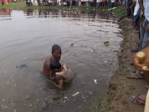 महाराजगंज में मोहल्ले में खेलते वक्त दो बच्चों की गड्ढे में गिरकर हुई मौत। - Dainik Bhaskar