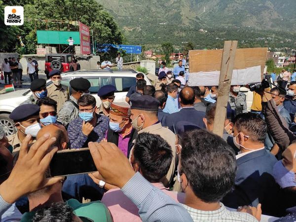 काफिला रोकने को लेकर दोनों अफसरों के बीच कहासुनी हुई।