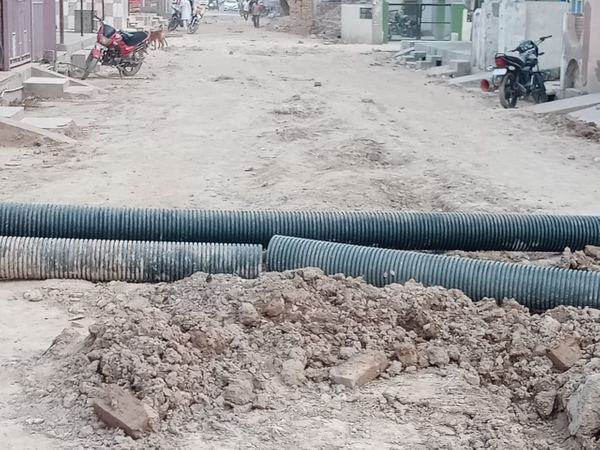 श्रीगंगानगर के एच ब्लॉक में चल रहा कार्य।