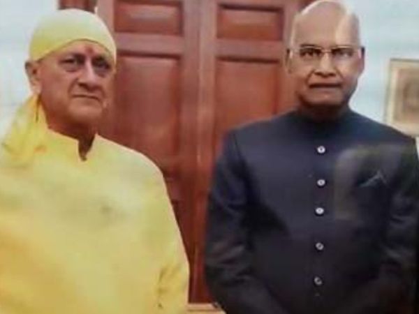राष्ट्रपति रामनाथ कोविंद और उनके बचपन के दोस्त सतीश मिश्र। चर्चा है कि राष्ट्रपति कोविंद सतीश से मिलने उनके घर भी जाएंगे।