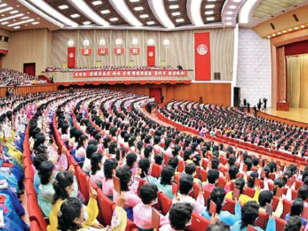 किम ने यह भी कहा कि महिलाओं को निर्माण स्थलों पर जाकर राष्ट्रगान गाना चाहिए। - Dainik Bhaskar