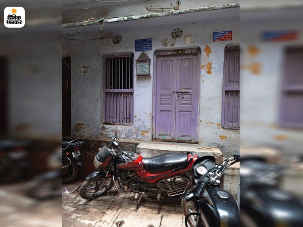 घर के सामने बेतरतीब ढंग से खड़ी बाइकें।