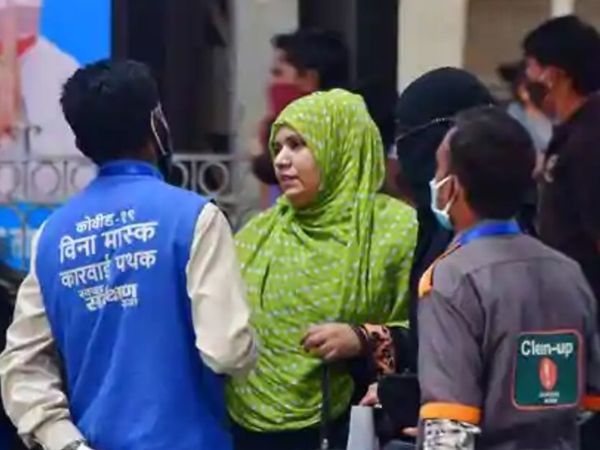 कोरोना के बढ़ते मामलों के बीच BMC ने मास्क न पहनने वालों के खिलाफ 200 रूपए का जुर्माना लगाने का नियम बनाया हुआ है। - फाइल फोटो - Dainik Bhaskar
