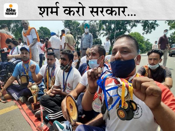 पैरा प्लेयर्स ने आज सीएम पंजाब की कोठी के बाहर अपने मैडल वापस करने पहुंचे। बाद में पुलिस ने इन्हें ताकत दिखाते हुए गिरफ्तार कर लिया। फोटो लखवंत सिंह - Dainik Bhaskar