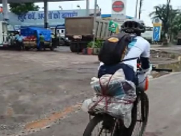 पूरी रफ्तार से यह शिक्षक आगे बढ़ रहा है।