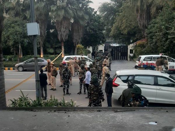 ब्लास्ट में 3 कारों के शीशे फूट गए थे। जहां बम धमाका हुआ था उसके पास ही एक लिफाफा भी मिला था। - Dainik Bhaskar