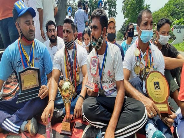अपने मैडल वापस करने आए पैरा प्लेयर्स