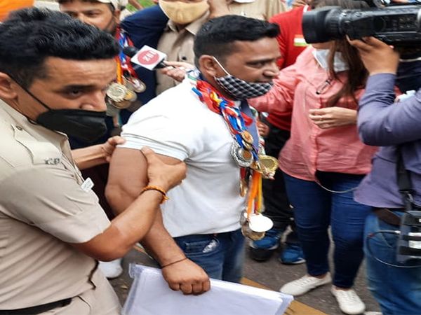 वर्ल्ड चैंपियन पैरा एथलीट कुलदीप को पकड़कर ले जाती पुलिस