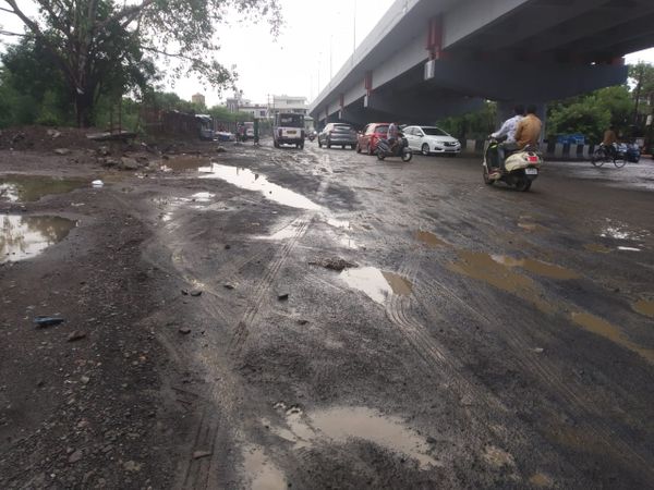 सुभाषनगर आरओबी के नीचे इस तरह फैला हुआ है कीचड़।