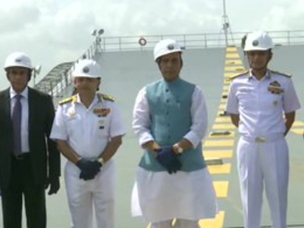 रक्षामंत्री स्वदेशी एयरक्राफ्ट कैरियर का जायजा लेने पहुंचे।