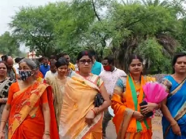 गाजे-बाजे के साथ शिव सेना के कार्यकर्ता भाजपा में शामिल हुए।