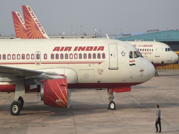 एविशन सेक्टर में एअर इंडिया भारी-भरकम घाटे में चल रही है और साथ ही उस पर हजारों करोड़ रुपए का कर्ज भी है। इस कंपनी को केंद्र सरकार लंबे समय से बेचना चाहती है, पर अभी तक इसको बेचने में सफलता नहीं मिल पाई है - Dainik Bhaskar