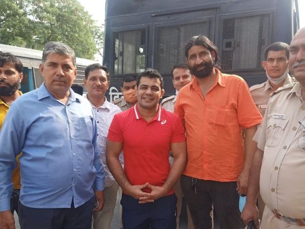 मर्डर केस में आरोपी ओलिंपिक मेडलिस्ट सुशील कुमार को तिहाड़ जेल शिफ्ट करते समय पुलिसकर्मियों ने उनके साथ फोटो खिंचवाए। - Dainik Bhaskar