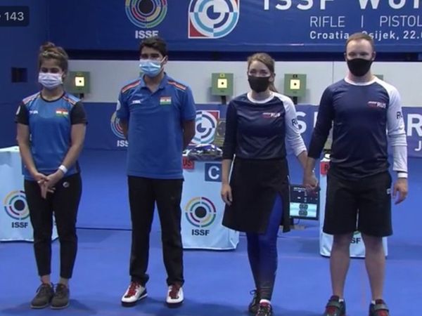 शूटिंग वर्ल्ड कप के 10 मीटर पिस्टल मिक्स्ड इवेंट में मनु भाकर और सौरभ चौधरी ने सिल्वर जीता। - Dainik Bhaskar