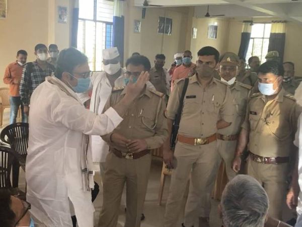 पुलिस जब पहुंची तो जिला पंचायत सदस्यों से उनकी नोकझोंक भी हुई।