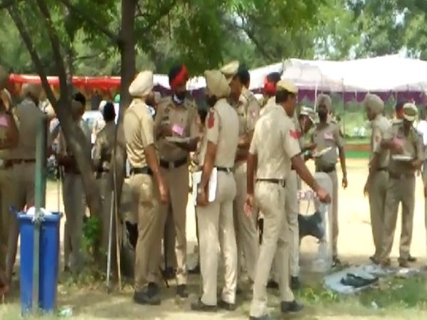 मोहाली में भारी संख्या में पुलिस को लगाया गया है।