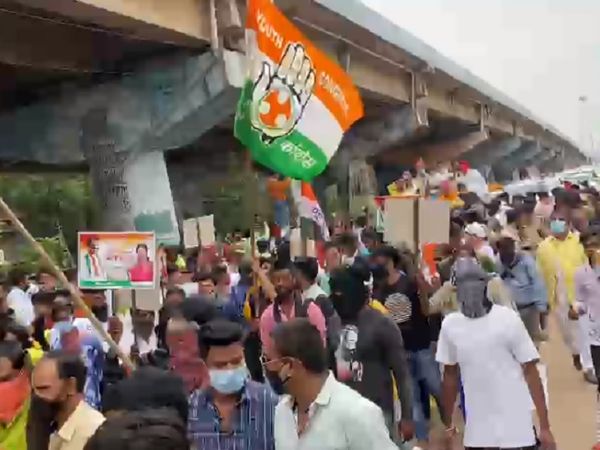 सोशल डिस्टेंसिंग की भी धज्जियां उड़ीं। कई लोगों ने मास्क तक नहीं पहना था। जुलूस भी निकाल दिया गया। जगह-जगह स्वागत किया गया।