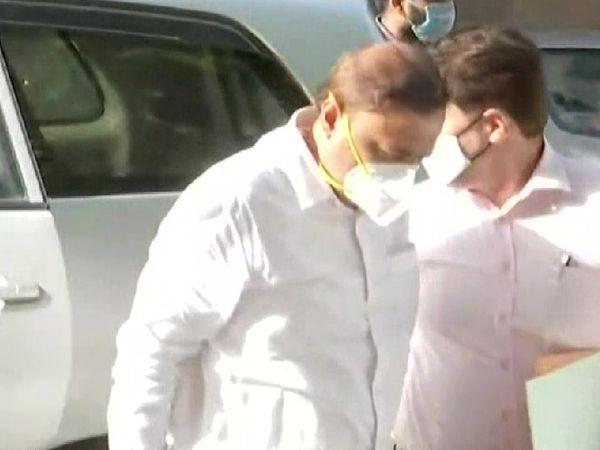 कुंदन शिंदे को कस्टडी में लेकर ED के अधिकारी शनिवार को मुंबई स्थित ऑफिस पहुंचे।