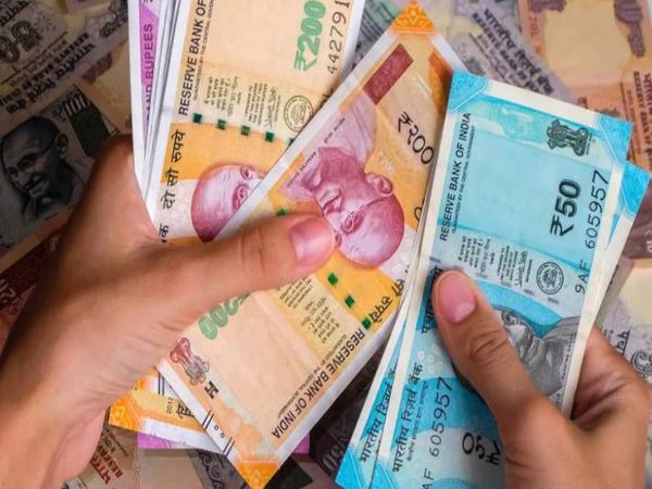 वित्त मंत्रालय ने पिछले साल अप्रैल में बढ़े हुए महंगाई भत्ता और महंगाई राहत के भुगतान पर जुलाई 2021 तक रोक लगा दी थी। -सिम्बॉलिक तस्वीर - Dainik Bhaskar
