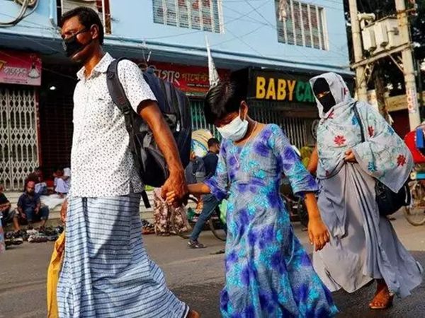 लॉकडाउन लगने के बाद बांग्लादेश में हजारों प्रवासी मजदूर राजधानी ढाका से पलायन कर रहे हैं। - Dainik Bhaskar