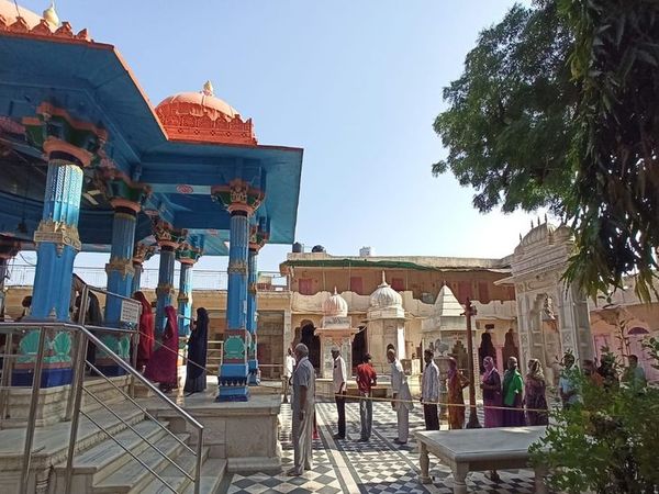 सोशल डिस्टेंसिंग के साथ लगी कतार
