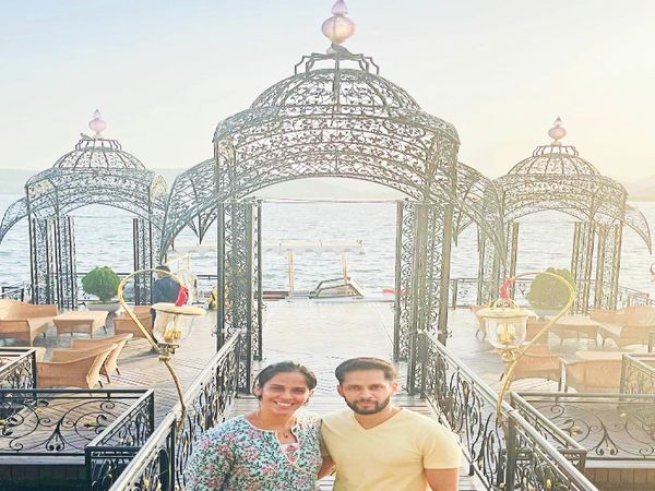 पिछले 3 दिनों से राजस्थान में घूम रही है साइना।
