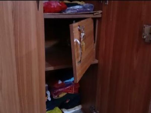 चोर ने अलमारी का लॉकर तोड़कर नगद और जेवरात उड़ा लिए।