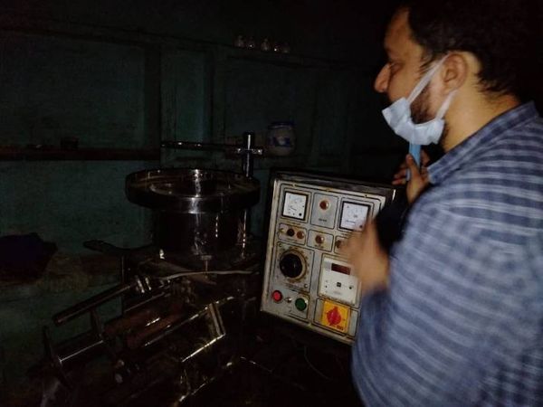 मौके से पैकिंग मशीन, प्रिंटेड फॉयल सीज की गयी है। - Dainik Bhaskar