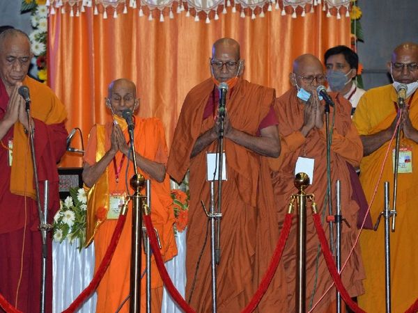 राष्ट्रपति के कार्यक्रम से पहले भगंतों ने भगवान बुद्ध की प्रार्थना की।