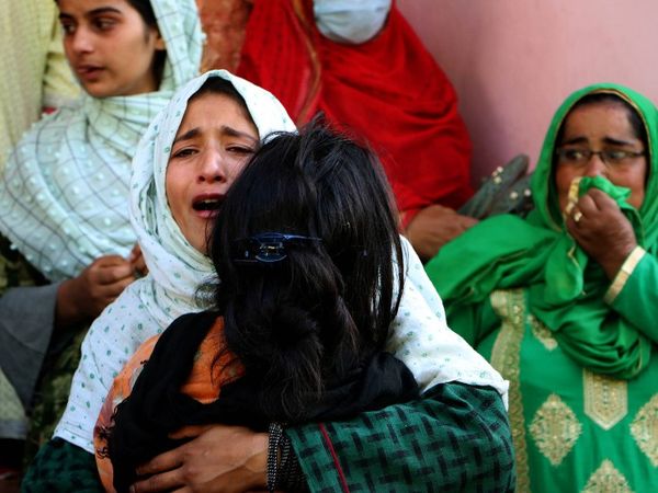 आतंकी हमले में फयाज और उनकी पत्नी-बेटी की मौत के बाद उनके परिजन के ही नहीं बल्कि आस-पास के लोगों के भी आंसू नहीं रुक रहे थे।