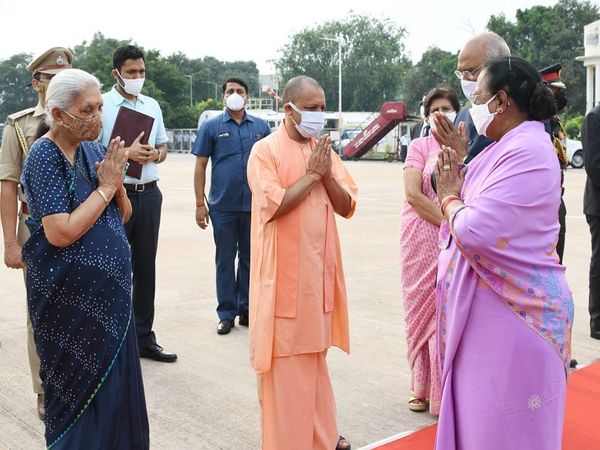 राष्ट्रपति रामनाथ कोविंद लखनऊ एयरपोर्ट से रवाना हुए। इस दौरान सीएम योगी आदित्यनाथ व राज्यपाल आनंदीबेन पटेल भी मौजूद रहीं।