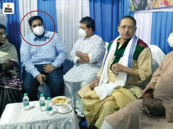 बंगाल के बड़े नेताओं के साथ आरोपी देबांजन देब।