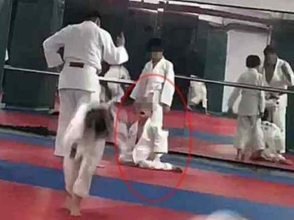 बार-बार पटके जाने के बाद छात्र रोने लगा, जबकि कोच उसे खड़े होने को कह रहा।