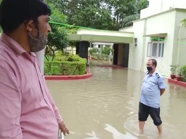 डॉक्टरों के आवास से लेकर प्रशासनिक अफसरों का आवास 4 दिनों से जल जमाव में है। - Dainik Bhaskar