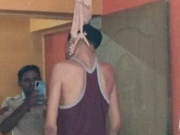 पत्नी मायके गई हुई थी और मंगलवार को घर में कोई नहीं था। इसी बीच रात में आसपास के लोगों ने खिड़की से देखा कि विजेंद्र का शव कमरे में फंदे से लटक रहा है।