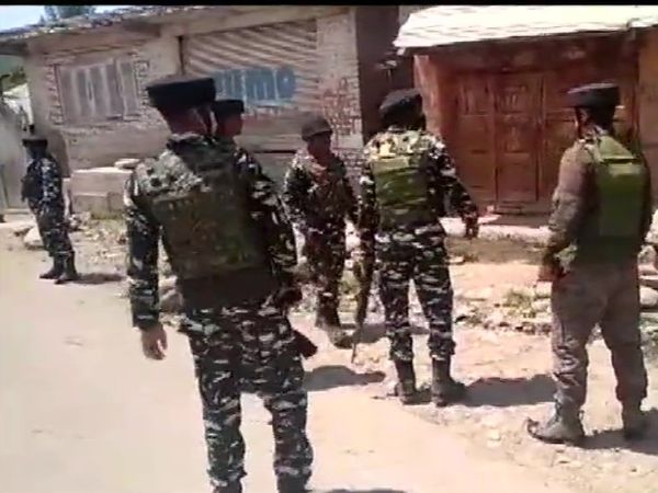 कुलगाम के चिमेर में सर्च अभियान के दौरान सुरक्षाबल।