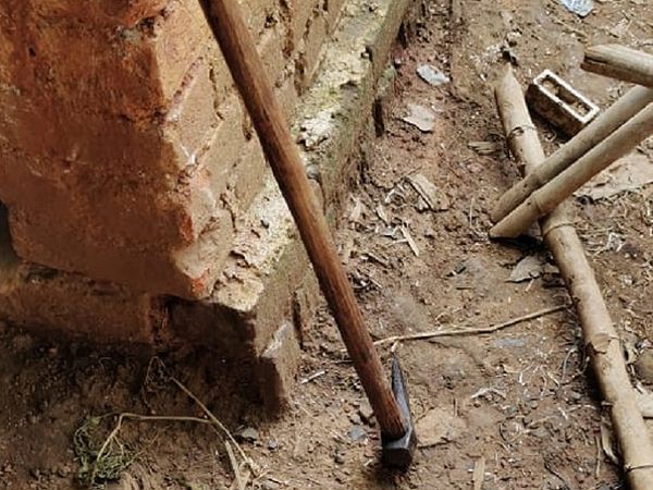 दोनों बहनों ने मां का बीच बचाव किया और टंगिया से अपने पिता के सिर पर वार कर दिया। इसके चलते उसकी मौके पर ही मौत हो गई।