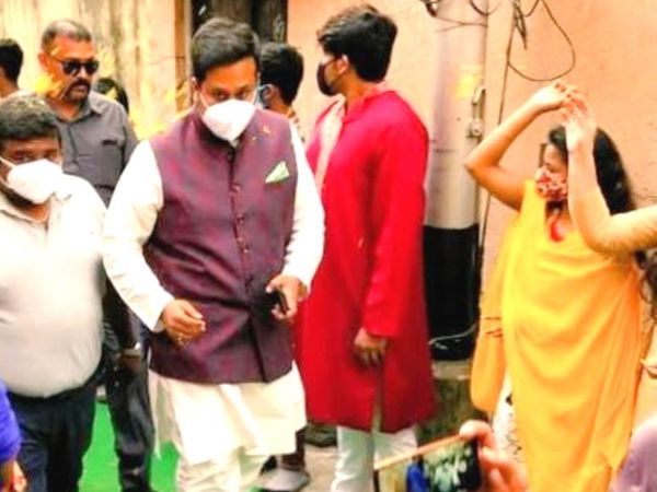 देबांजन अपने साथ गनर भी रखता था। उसके जलवे किसी सेलिब्रिटी से कम नहीं थे।