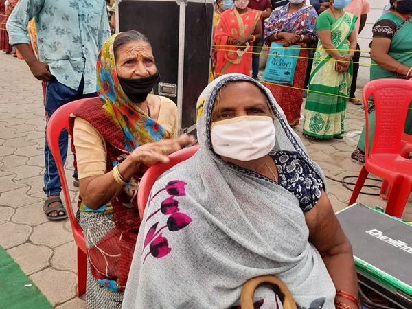 80 साल की रुकमाबाई गंगूबाई के साथ वैक्सीन लगवाने पहुंचीं।