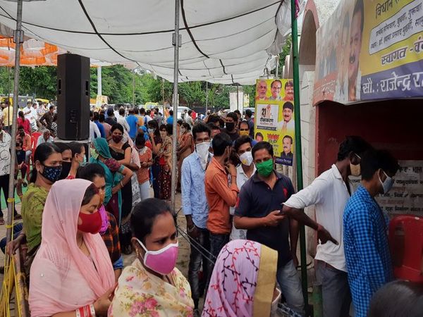 सुबह से ही यहां सैकड़ों की संख्या में लोग वैक्सीन लगवाने पहुंचे।